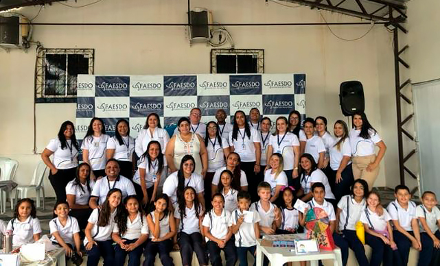 Equipe e alunos FAESDO